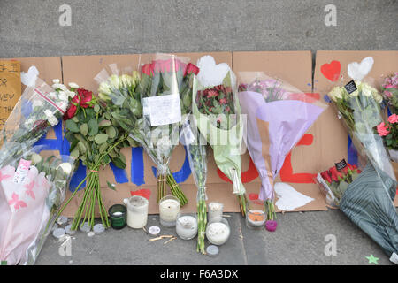Trafalgar Square, Londres, Royaume-Uni. 15 Nov, 2015. Fleur et hommages à Trafalgar Square pour les victimes de l'attcks de Paris. © Banque D'Images