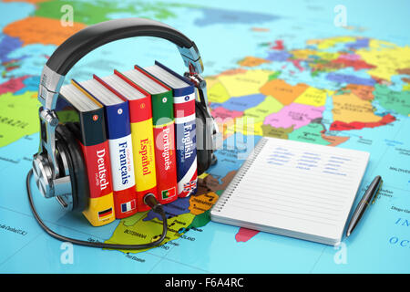 L'apprentissage des langues en ligne. Livres audio concept. Livres et casque sur la map monde. 3d Banque D'Images