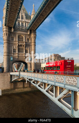 Un rouge, double decker bus touristique traverse le Tower Bridge le 17 avril 2007 à Londres, au Royaume-Uni. Banque D'Images