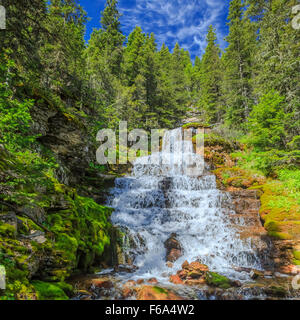 Cascades de cristal dans les grandes montagnes enneigées près de lewistown, Montana Banque D'Images