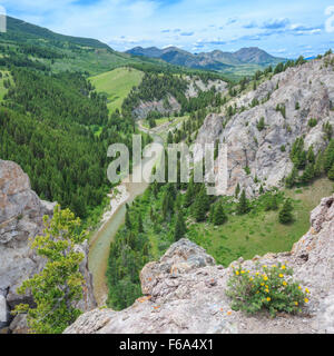 falaises au-dessus de la rivière dearborn le long du front de montagne rocheux près d'augusta, montana Banque D'Images