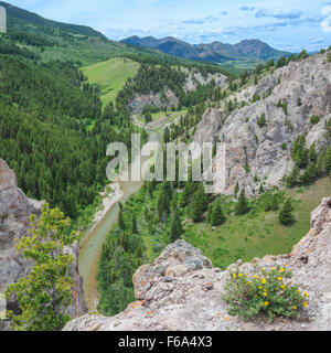 falaises au-dessus de la rivière dearborn le long du front de montagne rocheux près d'augusta, montana Banque D'Images