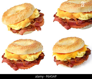 Le petit-déjeuner des sandwiches bagel avec du bacon, des œufs brouillés et du fromage sur fond blanc Banque D'Images