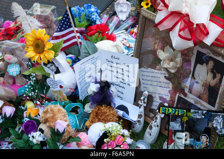 Tributs floraux à Elvis Presley's tombe dans le jardin de méditation à Graceland, Memphis, Tennessee, États-Unis Banque D'Images