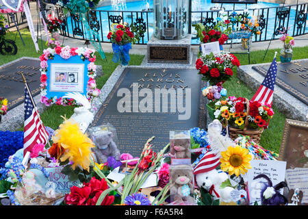 Tributs floraux à Elvis Presley's tombe dans le jardin de méditation à Graceland, Memphis, Tennessee, États-Unis Banque D'Images