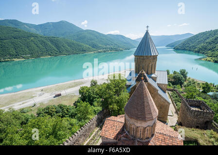 Château Ananuri médiévale avec l'église de l'Assomption au fleuve Aragvi en Géorgie Banque D'Images