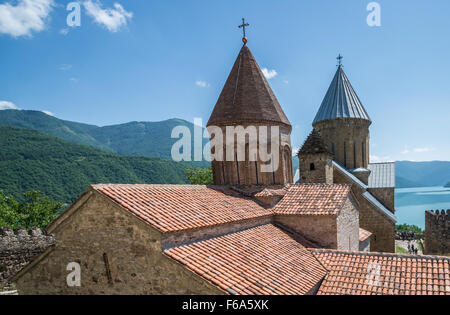 Château Ananuri médiévale avec l'église de l'Assomption au fleuve Aragvi en Géorgie Banque D'Images