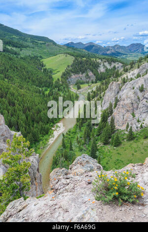 falaises au-dessus de la rivière dearborn le long du front de montagne rocheux près d'augusta, montana Banque D'Images