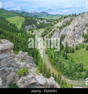 falaises au-dessus de la rivière dearborn le long du front de montagne rocheux près d'augusta, montana Banque D'Images