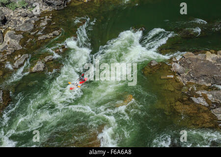 kayakistes qui coulent des rapides de fang sur la rivière clark fork dans la gorge d'alberton près d'alberton, montana Banque D'Images