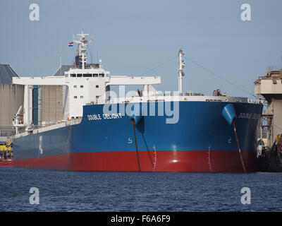 Le « double Delight » est un porte-conteneurs et pétrolier stationné dans le port d'Amsterdam. Il est impliqué dans la logistique et le transport, la manutention des marchandises générales, gaz, charbon, grain, et autres marchandises en vrac. Le navire fonctionne avec des grues pour le chargement et le déchargement, soulignant son rôle dans le transport maritime international et les activités portuaires. Banque D'Images