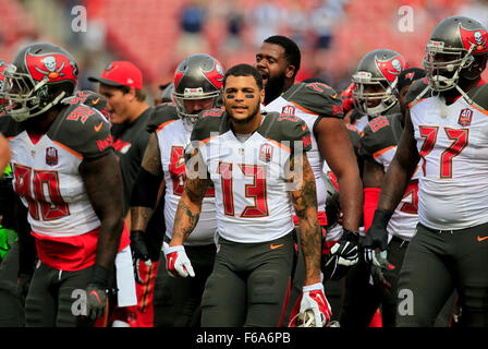 Tampa, Floride, USA. 15 Nov, 2015. DIRK SHADD | fois .Tampa Bay Buccaneers receveur Mike Evans (13) casse d'un caucus et prépare à la tête hors du terrain avec son équipe après l'échauffement avant de prendre sur les Dallas Cowboys chez Raymond James Stadium dimanche après-midi à Tampa (11/15/15) © Dirk Shadd/Tampa Bay Times/ZUMA/Alamy Fil Live News Banque D'Images