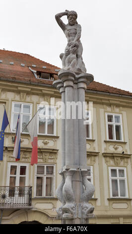 Fontaine d'Hercule dans la vieille partie de la ville. Ljubljana, Slovénie. Banque D'Images