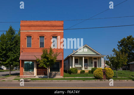 Maisons dans une rue de banlieue, à Memphis, Tennessee, États-Unis Banque D'Images