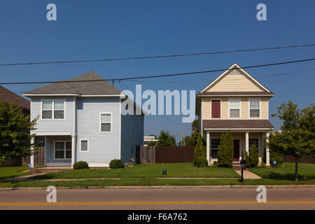 Maisons dans une rue de banlieue, à Memphis, Tennessee, États-Unis Banque D'Images