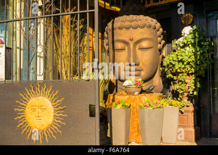 Figure de Bouddha à l'entrée du magasin d'antiquités, Vancouver, Colombie-Britannique, Canada Banque D'Images