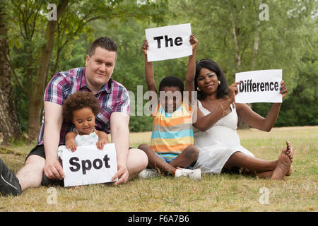 Famille multiculturelle de l'Afrique de l'est tenue tableaux blancs Banque D'Images