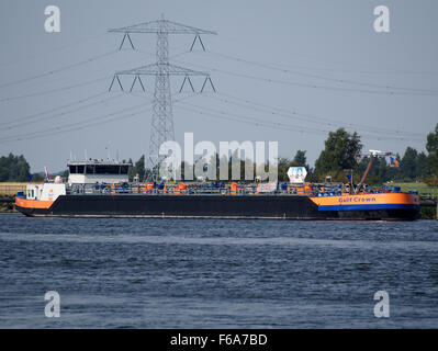 Le Gulf Crown est un porte-conteneurs et un pétrolier qui transportent des marchandises diverses, du gaz, du charbon et du grain. Elle opère dans le secteur de la logistique et du transport maritime, utilisant des grues et des quais pour le chargement et le déchargement. Banque D'Images
