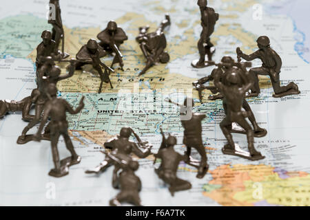 Notion de droit à l'aide d'une carte du monde et de petits soldats pour représenter une guerre sur les USA Banque D'Images