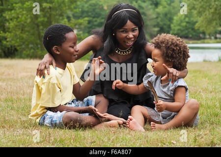 Mère africaine et ses enfants s'amusent dans la nature Banque D'Images