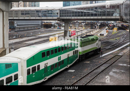 Un rendez-vous dans le train de banlieue Gare Union de Toronto à partir de l'ouest, en passant sous le ciel à pied Banque D'Images