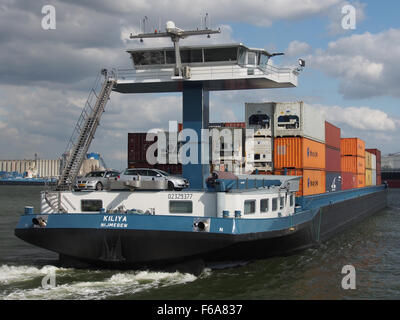 Kiliya est identifiée par son numéro ENI 02329377 et participe à diverses activités de transport, y compris le transport de conteneurs, de marchandises générales et de cargaisons liquides telles que le pétrole, le gaz et le charbon. Le navire est amarré à Boudewijnsluis avec des grues associées pour le chargement et le déchargement. Banque D'Images