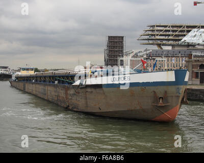 Le Lourdes (navire, 1980) est un porte-conteneurs avec une ENI de 06002789, immatriculé au port d'Anvers. Le navire est un élément clé dans le commerce international, transportant des marchandises générales, du pétrole, du gaz et des marchandises en vrac comme le charbon et les céréales, et fonctionne avec des systèmes modernes de chargement et de déchargement. Banque D'Images