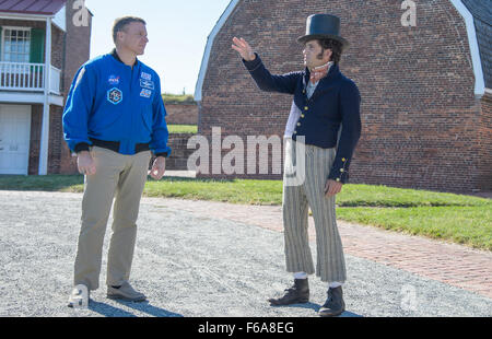 Tyler le vison, le National Park Service ranger portant l'uniforme de la guerre de 1812, de la droite, donne un tour de Fort McHenry National Monument historique et à l'astronaute de la NASA Terry Virts, gauche, le lundi, 15 septembre 2015 à Baltimore, Maryland) Crédit photo : NASA/Joel Kowsky) Banque D'Images