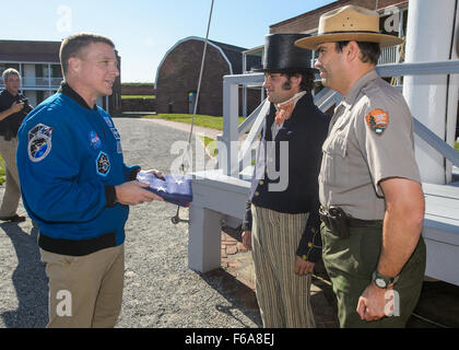 L'astronaute de la NASA Terry Virts, gauche, présente une réplique de la Star Spangled Banner qui a été volé à bord de la Station spatiale internationale au cours des expéditions 42 et 43 de Tyler le vison, le National Park Service ranger portant l'uniforme de la guerre de 1812 marin, centre, et Vince Vaise, National Park Service Fort McHenry, chef de l'interprétation au cours d'une visite à Fort McHenry National Monument historique et lieu de culte : le lundi, 15 septembre 2015 à Baltimore, Maryland) Crédit photo : NASA/Joel Kowsky) Banque D'Images