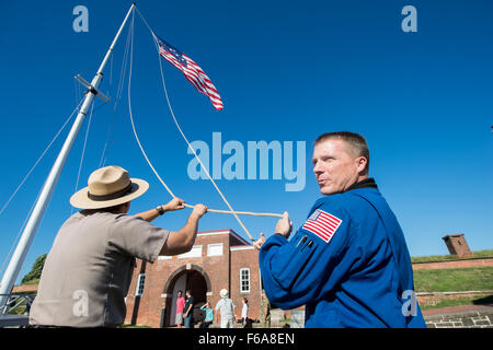 L'astronaute de la NASA Terry Virts, droite, contribue à abaisser le grand drapeau de la garnison au Fort McHenry National Monument historique et lieu de culte : le lundi, 15 septembre 2015 à Baltimore, Maryland) Crédit photo : NASA/Joel Kowsky) Banque D'Images