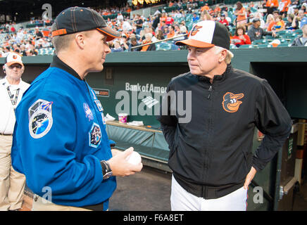 L'astronaute de la NASA et Maryland Terry Virts indigènes, à gauche, des entretiens avec les Baltimore Orioles manager Buck Showalter après avoir jeter le premier lancer avant que les Red Sox de Boston prendre sur les Orioles de Baltimore à Camden Yards de Baltimore (MD), le lundi 14 septembre 2015. Virts passer 199 jours à bord de la Station spatiale internationale à partir de novembre 2014 à juin 2015 dans le cadre des expéditions 42 et 43, qui sert en tant que commandant d'expédition 43. Crédit photo : NASA/Joel Kowsky) Banque D'Images