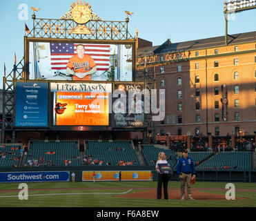 L'astronaute de la NASA et du Maryland, Terry Virts indigènes est vu de champ avant de jeter la première cérémonie terrain avant les Red Sox de Boston prendre sur les Orioles de Baltimore à Camden Yards de Baltimore (MD), le lundi 14 septembre 2015. Virts passer 199 jours à bord de la Station spatiale internationale à partir de novembre 2014 à juin 2015 dans le cadre des expéditions 42 et 43, qui sert en tant que commandant d'expédition 43. Crédit photo : NASA/Joel Kowsky) Banque D'Images