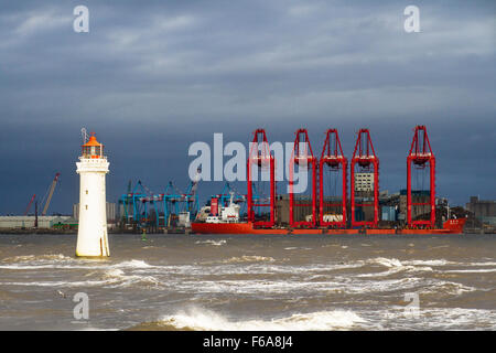 Grues à portique en porte-à-faux (CRMG) opérationnelles ; New Brighton, Liverpool, UKUK 15 novembre 2015. Météo Royaume-Uni. De forts vents du jour au lendemain ont frappé le nord-ouest de l'Angleterre avec des avertissements météorologiques en vigueur pour l'ensemble de Merseyside. Porteur de charge Zen Hua 23 transportant des grues portiques et d'autres expéditions dans la rivière Mersey a dû supporter des mers turbulentes et des vents de force gale dans l'estuaire formant l'entrée de la mer d'Irlande. Banque D'Images