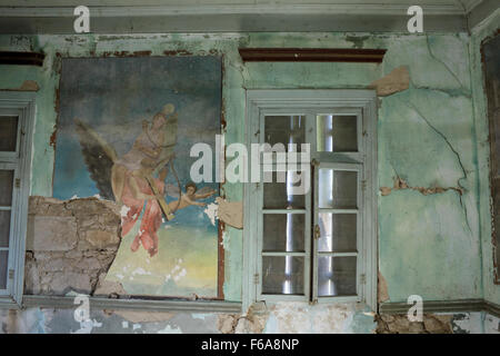 Large vue de la chambre côté avec la partie détachée de l'Pamamali wallpainting fuligineux intitulée "Artémis". Kontias, Lemnos Banque D'Images