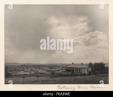 Une photographie intitulée *'Gathering Storm Clouds'* de la collection de photographies d'Osborne, prise vers 1935. Il capture une scène atmosphérique d'approche de nuages de tempête, symbolisant probablement les tensions sociales ou politiques de l'époque. Banque D'Images