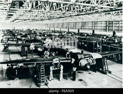 Photographie montrant la chaîne de production de l’avion Mosquito de Havilland à l’usine de Bankstown en 1943. Cet avion a été un contributeur important pendant la seconde Guerre mondiale pour sa polyvalence et ses performances. Banque D'Images
