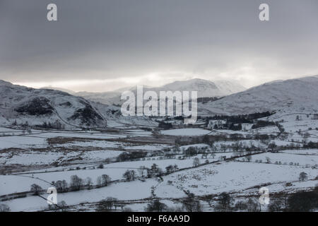 À la direction St Sunday Crag dans la distance de grand mell fell, de forts vents causant spindrift sur les sommets Banque D'Images