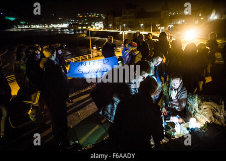 Aberystwyth, Pays de Galles, Royaume-Uni. 15 Nov, 2015. Un groupe d'étudiants de l'université d'Aberystwyth tenir une veillée aux chandelles émotionnel sur les marches de la ville emblématique du monument aux morts, à la mémoire de tous ceux qui ont été tués dans les attaques terroristes de Paris 13 novembre 2015 Crédit photo : Keith Morris / Alamy Live News Banque D'Images