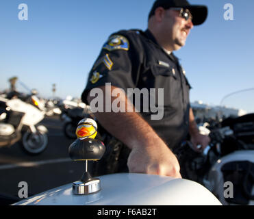 Huntington Beach, Californie, USA. Sep 10, 2014. Shane Spielman, d'Anaheim PD, est sorti tôt pour concurrencer le mercredi, avec sa bonne chance. ''C'est juste quelque chose de fun j'ai ramassé, '' Spielman a dit, ''Les enfants adorent cela !'' ---- Le comté d'Orange l'Association des agents de la circulation ont tenu leur assemblée annuelle 2014 au rodéo moteur Huntington State Beach Park à Huntington Beach le mercredi 10 septembre 2014. Tous les jours de l'événement en vedette les talents de moto de plus de 100 agents de moteur de police de tout le sud de la Californie, y compris la California Highway Patrol, la police de Los Angeles s'écarter Banque D'Images