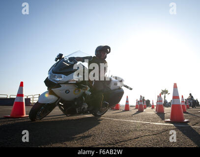 Huntington Beach, Californie, USA. Sep 10, 2014. Une Orange County Sheriff Motor préposé prend un exercice si le pattern 1 tôt mercredi matin. --- L'Association des agents de la circulation du comté d'Orange ont tenu leur assemblée annuelle 2014 au rodéo moteur Huntington State Beach Park à Huntington Beach le mercredi 10 septembre 2014. Tous les jours de l'événement en vedette les talents de moto de plus de 100 agents de moteur de police de tout le sud de la Californie, y compris la California Highway Patrol, le Département de la police de Los Angeles et à l'Orange County Sheriff's Department avec Huntington Banque D'Images