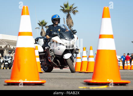 Huntington Beach, Californie, USA. Sep 10, 2014. California Highway Patrol Motor Tim McNair, du Santa Fe Springs Division, exécute un motif cône le mercredi matin. Le Comté d'Orange l'Association des agents de la circulation ont tenu leur assemblée annuelle 2014 au rodéo moteur Huntington State Beach Park à Huntington Beach le mercredi 10 septembre 2014. Tous les jours de l'événement en vedette les talents de moto de plus de 100 agents de moteur de police de tout le sud de la Californie, y compris la California Highway Patrol, le Département de la police de Los Angeles et à l'Orange County Sheriff's Department Banque D'Images