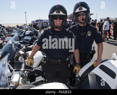 Huntington Beach, Californie, USA. Sep 10, 2014. L'agent moteur de Pasadena, de gauche, Brad Schepman et Tony Karg est arrivé en deuxième position, et d'abord dans le Top Gun compétition les uns contre les autres dans la finale de mercredi. Le Comté d'Orange l'Association des agents de la circulation ont tenu leur assemblée annuelle 2014 au rodéo moteur Huntington State Beach Park à Huntington Beach le mercredi 10 septembre 2014. Tous les jours de l'événement en vedette les talents de moto de plus de 100 agents de moteur de police de tout le sud de la Californie, y compris la California Highway Patrol, le Département de la police de Los Angeles et Banque D'Images