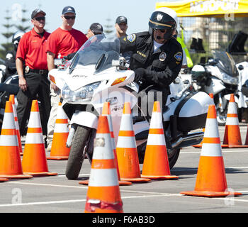 Huntington Beach, Californie, USA. Sep 10, 2014. Huntington Beach agent moteur Van Meter exécute le modèle Top Gun le mercredi après-midi. --- L'Association des agents de la circulation du comté d'Orange ont tenu leur assemblée annuelle 2014 au rodéo moteur Huntington State Beach Park à Huntington Beach le mercredi 10 septembre 2014. Tous les jours de l'événement en vedette les talents de moto de plus de 100 agents de moteur de police de tout le sud de la Californie, y compris la California Highway Patrol, le Département de la police de Los Angeles et à l'Orange County Sheriff's Department avec Huntington Beach et Costa Banque D'Images