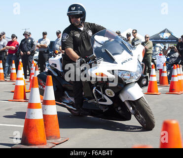 Huntington Beach, Californie, USA. Sep 10, 2014. Fullerton PD's Steve Bailor dans la compétition Top Gun le mercredi. --- L'Association des agents de la circulation du comté d'Orange ont tenu leur assemblée annuelle 2014 au rodéo moteur Huntington State Beach Park à Huntington Beach le mercredi 10 septembre 2014. Tous les jours de l'événement en vedette les talents de moto de plus de 100 agents de moteur de police de tout le sud de la Californie, y compris la California Highway Patrol, le Département de la police de Los Angeles et à l'Orange County Sheriff's Department avec Huntington Beach et Costa Mesa Police D Banque D'Images