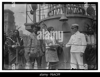 Une photographie historique du 28 juillet 1917, montrant le « Chief Bald Eagle » amérindien serrant la main du lieutenant Wells Hawks, un membre de l'équipe de relations publiques de la Marine à bord de l'USS Recruit. Banque D'Images