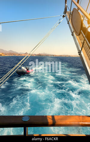 Voilier en bois caoutchouc remorque bateau dans la mer Banque D'Images