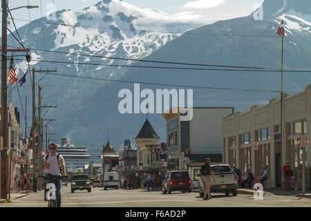 SKAGWAY, Alaska, USA - Le 12 juillet - quartier commercial principal dans la petite ville de Skagway. Banque D'Images