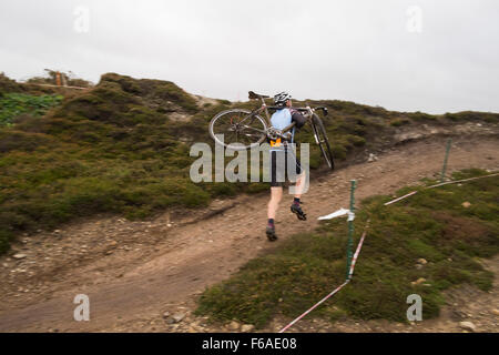 Au cours des rondes de vélo transport Rider 8 de la 2015 / 16 Sud Ouest Ligue cyclo-cross - Pavé Velo, Cornwall, l'Aérodrome de Rolvenden Banque D'Images