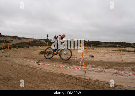 Au cours des rondes 8 rider masculins de la 2015 / 16 Sud Ouest Ligue cyclo-cross - Pavé Velo, Broad Oak Aviation, Cornwall 15/11/15 Banque D'Images