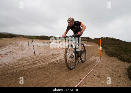 Au cours des rondes 8 rider masculins de la 2015 / 16 Sud Ouest Ligue cyclo-cross - Pavé Velo, Broad Oak Aviation, Cornwall 15/11/15 Banque D'Images